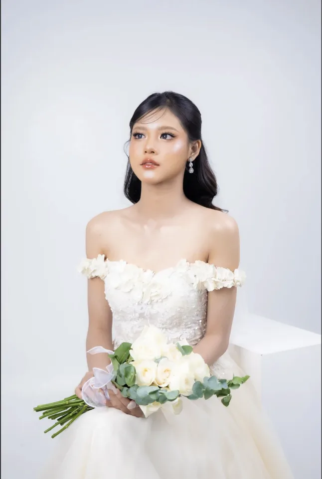 Bridal portrait with bouquet — portrait photography in Bali